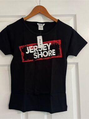 Jersey Shore Graphic Tee in Black & Red Cropped Size S